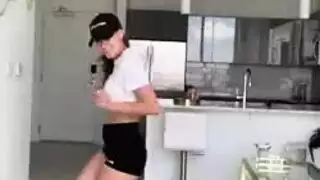 شقراء جميلة تعمل كمدلكة وغالبا ما تمارس الجنس مع عملائها شقراء جميلة تعمل كمدلكة وغالبا ما تمارس الجنس مع عملائها