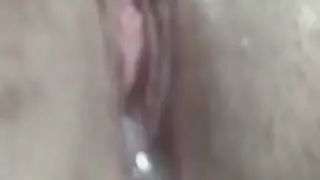 تلعب امرأة سمراء فاتنة مع هزاز لها حتى انها تلعب امرأة سمراء فاتنة مع هزاز لها حتى انها