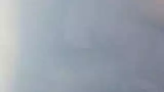 تعرض المرأة الناضجة جسدها المحلوق تمامًا والثدي الصغير المثالي أمام الكاميرا