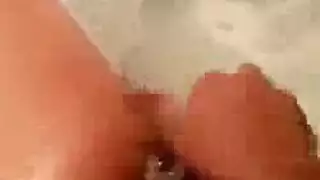 فتاة محببة في لباس داخلي من الدرجة الأولى تتعرى على السرير فتاة محببة في لباس داخلي من الدرجة الأولى تتعرى على السرير