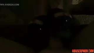 ابنة الزوجة السكرانة تلعق النبيذ الأبيض من نظارات لاسي