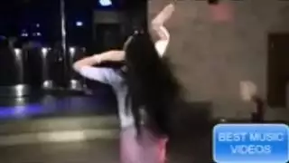 عارضة نادي فاخر تمارس الجنس مع مشجعين من الأمام والخلف