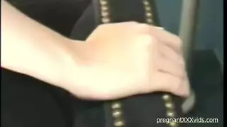 شقراء تملأ فتحاتها بقضيب أبيض من الخلف
