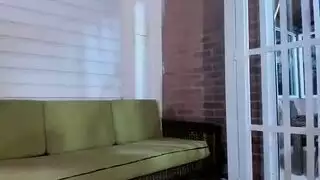 عرضت امرأة سمراء فاتنة ثديها المثالي لرجل أصلع حصل للتو على واحد أيضًا
