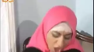 عاهرة محجبة تدعوني للحصول على مصة وشرج
