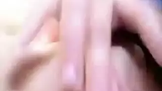 ثلاث عاهرات مراهقات ورجل عجوز مثار بالكامل إباحية