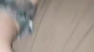 يهيج عليها في المطبخ