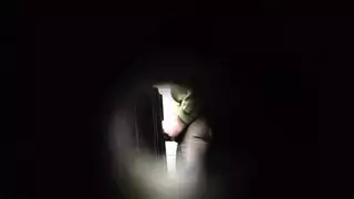 شاب مستقيم يظهر عضوه لصديقه، ويدعوه لمتعة جنسية صريحة