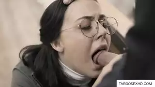 شابة سمراء ذات أثداء صغيرة تحب روتين الجنس الفموي اليومي