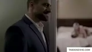 خيال جنس جماعي بجانب المسبح: زوجة شقراء تستمتع بجنس مزدوج بين الأعراق