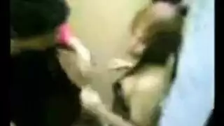 قطار قضبان سوداء كبيرة على فتحات عاهرة عربية ضيقة الجزء الأول