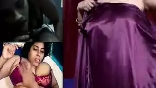 الزوج يلتقطها على الفيديو، هي تخلع ملابسها لأجل محتوى للبالغين
