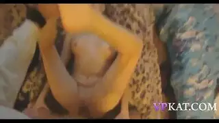 صديقة شقراء تُمارس الجنس مع رجل آخر خلال ليلة أفلام