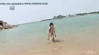 خيال الدش الذهبي في مرحاض عام قذر