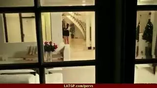 براءة مسلوبة: عذراء تأخذ في مشهد جنسي خشن وصريح