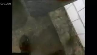 إباحية كابينة حمام: تُثقب بقضيب كبير وقاسٍ
