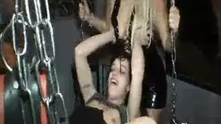 شجار سحاقي ساخن يؤدي إلى دعك مهبلي قوي وأنين