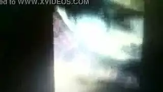 طالبة مشاغبة تمص قضيبًا بعمق