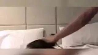 مراهقة كيوت تخلع ملابسها في الحمام وتداعب كسها المبلل