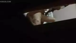 ندي العاهرة تمص قضيبًا في القلعة