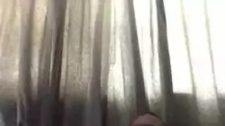 الوثن التدخين على ركبتيها أحمر الشعر