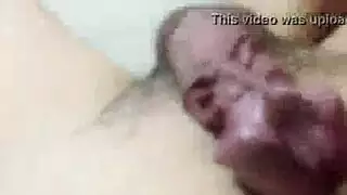 نيك عاري بالدينيم: بنطلون حول الكواحل وإكس إكس إكس