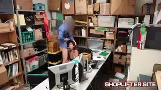 صاحب المتجر يعطي المراهقة السارقة ضربًا قاسيًا لن تنساه