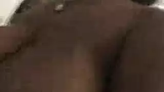 طيز كاوري ويليامز الضيقة تحصل على جبة سكس قاسية في السيارة