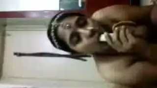 إصبع خشن في فتحة شرجها مشهد إكس إكس إكس