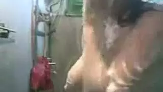 شب يصور اخته المثيرة وهي تستحم