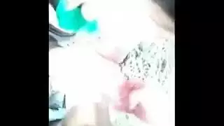 امرأة صغيرة الحجم في مثلث جنسي عنيف مع طاقم الفندق