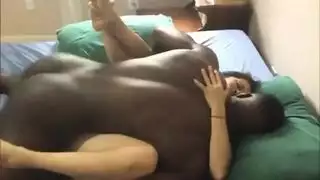 خيال لندن كيز حول مص قضيبين وفرك أثدائها