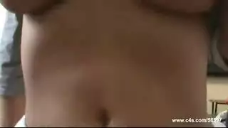 أم مثيرة تمارس جنس قوي في منتصف النهار مع تدفق مني كثيف