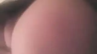 امرأة موريّة فاتنة تعلم جارتها الصغيرة كيفية القذف