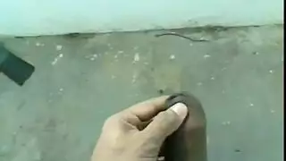 مستعرض يمارس العادة السرية ويفرغ سائله على الأسمنت بينما فتاة تحدق