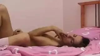 العاهرة البرونيتية الساخنة أريانا ماري تتوسل لقضيب عميق في السرير