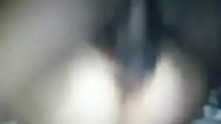 سمراء شابة تلعق وتمص قضيب أسود قاسٍ في العمل