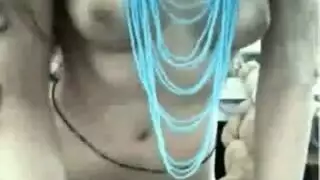 سمراء ترتدي نظارات عاهرة كاميرا ويب تأخذ قذفًا داخليًا