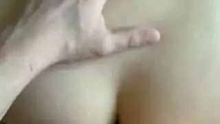 شقراء قرنية هي ممارسة الجنس أمام الكاميرا ، في سريرها ، وتحبه
