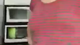 خادمة منحنية على المنضدة لجماع كلابي خشن