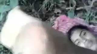 شاب مراهق يئن بصوت عالٍ أثناء هزة الجماع الشديدة – فيلم إباحي مجاني