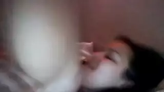 رجال صغار يسيطرون على سيدات مثيرات في فيلم إباحي