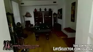 مقطع بورن: دعك على صدورها الضخمة وهي مرتدية ملابسها