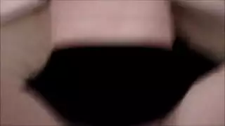 كعب رجلها احمر وهي م