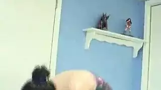 بناة مقتحمين يحفرون الثقوب ويملئون كل بقعة ضيقة