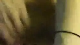 عارضة إكس إكس إكس تفتح ساقيها للكاميرا