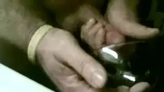 سيدة ناضجة تمتلئ بقضيب شاب منتصب ونابض