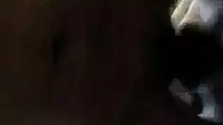 الديوث يستمتع بالكلام الجنسي الفاحش بلغات متعددة