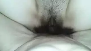 يلاعب زبه على كسها