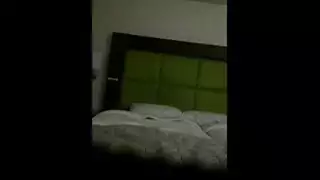 ثلاث طالبات جامعيات تخدم قضيبًا كبيرًا صريح إكس إكس إكس